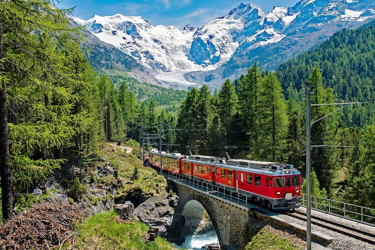Красный панорамный поезд Bernina Express в Альпах
